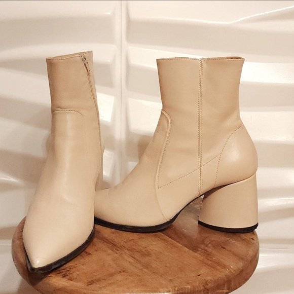 Intentionally Blank Boots - Picture 2 of 3